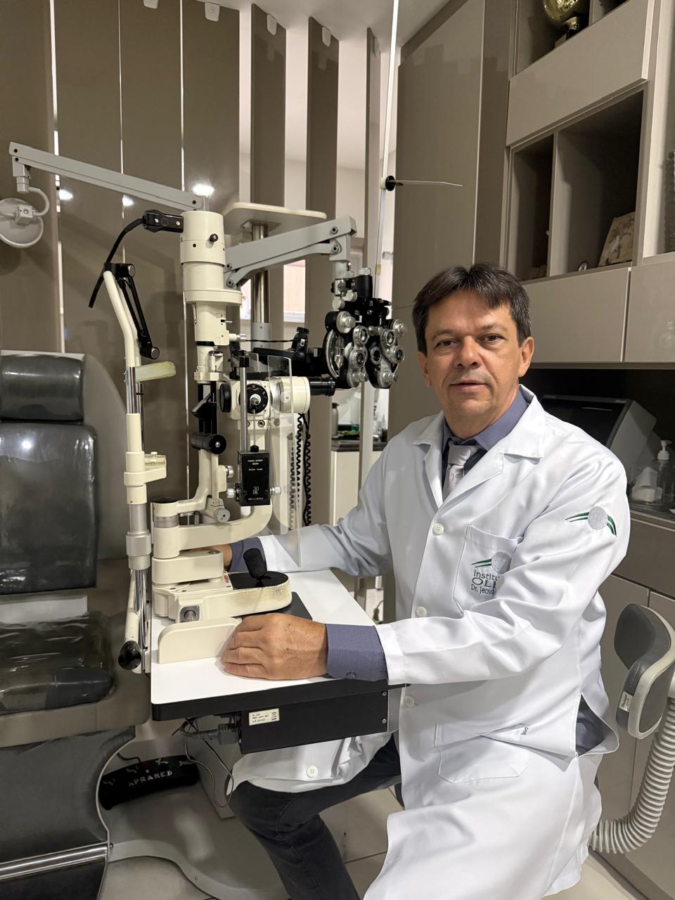 Dr. Jeová Raimundo Silva - Médico Oftalmologista